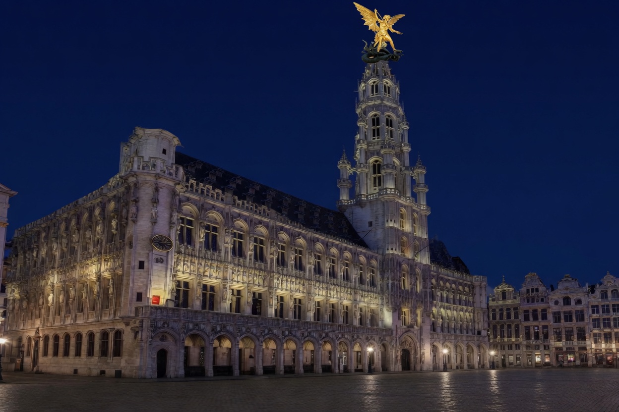 Dessin de l’hôtel de ville la nuit, avec saint Michel doré au sommet de la flèche.